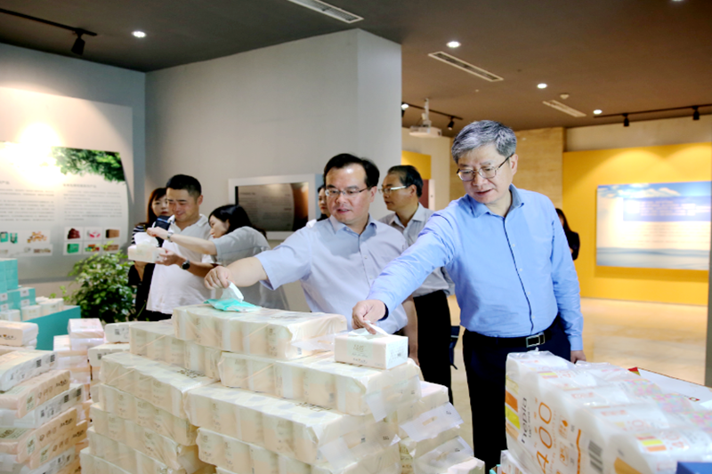 2019年 5月22日，，时任浙江省社会组织综合党委专职副书记、省民政厅社会组织治理局局长蔡国华莅临MG不朽情缘纸业调研企业生长情形和党建事情