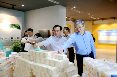 2019年 5月22日，，，时任浙江省社会组织综合党委专职副书记、、、省民政厅社会组织治理局局长蔡国华莅临MG不朽情缘纸业调研企业生长情形和党建事情